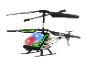 Speelgoedbestuurbare helikopter met brandende lichten op een zwarte achtergrond.