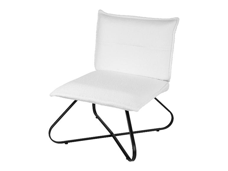 Een witte, pluche stoel met een zwart metalen frame.