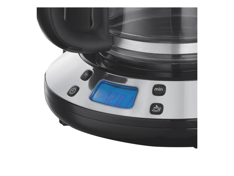 Close-up van een zwarte en zilveren koffiezetapparaat met een digitaal display.