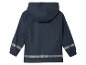 Een donkerblauw kinder regenjas met reflecterende details.
