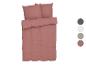 Stofrose beddengoedset met twee kussens en een lang kussen.