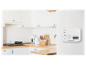Witte gasdetector met digitaal display en testknop, gemonteerd op een witte muur in een moderne keuken.