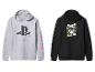 Twee gaming hoodies: een grijze PlayStation hoodie en een zwarte Xbox hoodie.