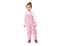 Lachend meisje in roze regenoveral met blauwe alien-karakterprint en paarse laarzen.