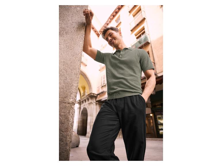 Olijfgroene polo en zwarte broek voor heren.