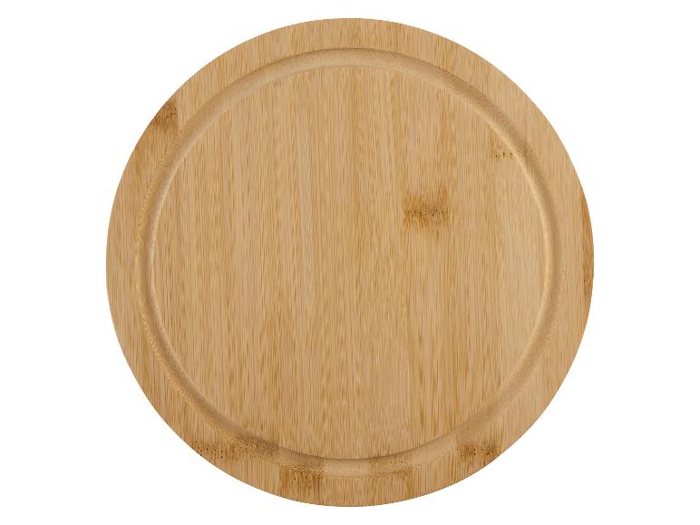 Een ronde, houten snijplank van bamboe.