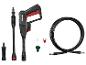 Draadloos hogedrukreinigerpistool met accessoires, inclusief lans, slang en sproeiers.