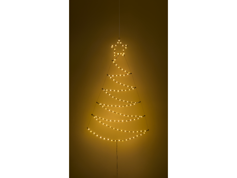 Verlichte kerstboom wanddecoratie met ster, warm gloeiend tegen een donkere achtergrond.