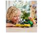 Een kind speelt met een LEGO John Deere-maaier.