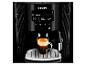 Koffiezetapparaat met digitaal display, een kopje espresso en een lekbak.