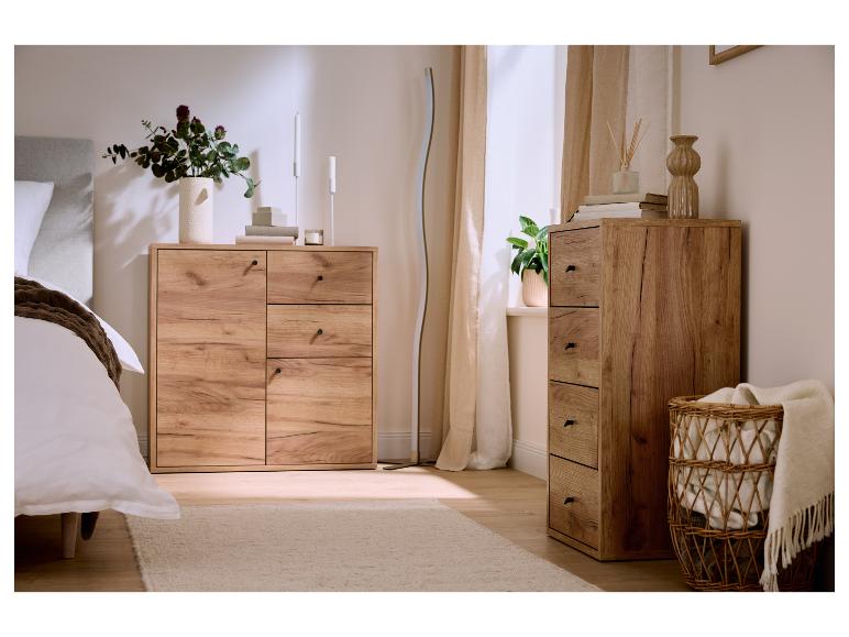 Houten ladekast en dressoir in een moderne slaapkamer met bed en decoratie.