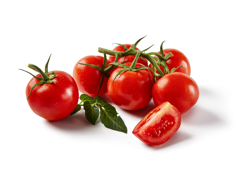 Verse rode cherrytomaten aan de tak met één gesneden, op een witte achtergrond.