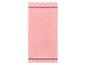 Een roze badhanddoek met rode rand.