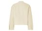 Een crèmekleurige trui met lange mouwen.