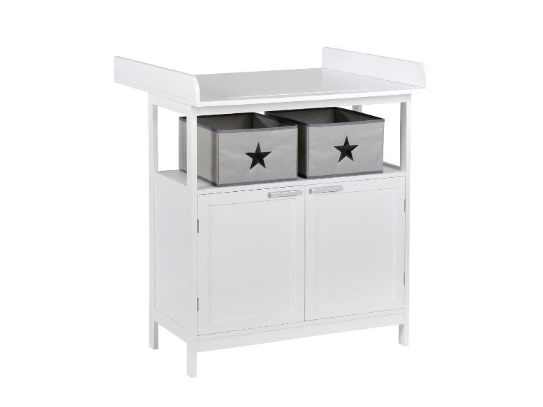 Witte commode met twee grijze opbergmanden en een tweedeurskast.