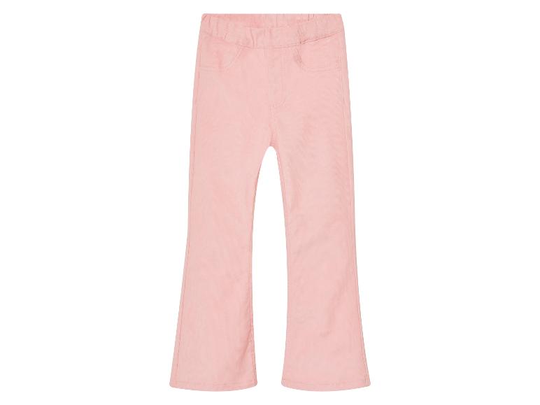 Een roze broek met wijde pijpen.