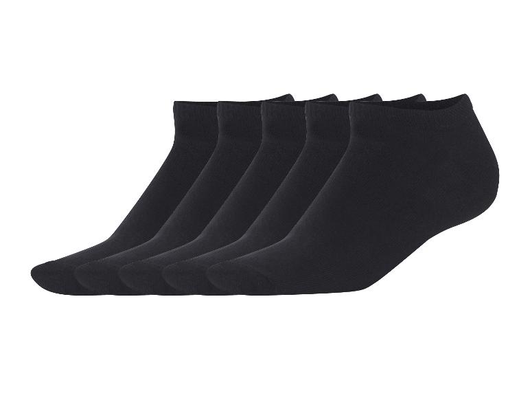 Vijf zwarte enkelsokken.