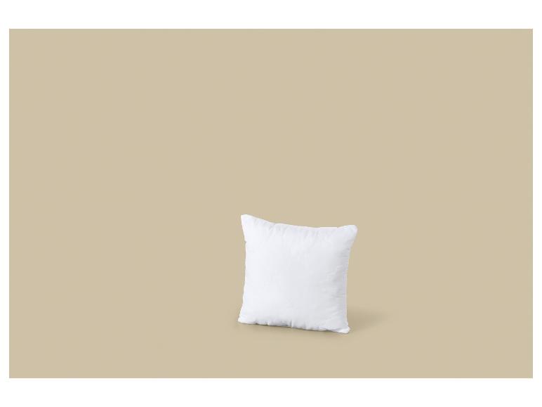 Wit gewatteerd kussen op een beige achtergrond