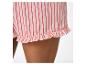 Roze pyjamashort met rode strepen en ruches aan de zoom.