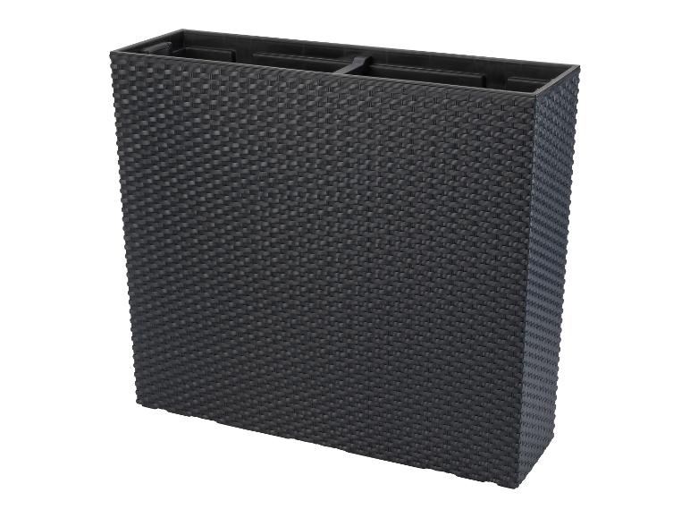 Donkere rechthoekige plantenbak met rotanvlechtwerk