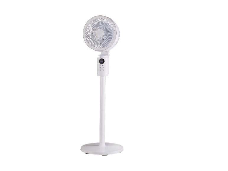 Witte statiefventilator met digitaal display.
