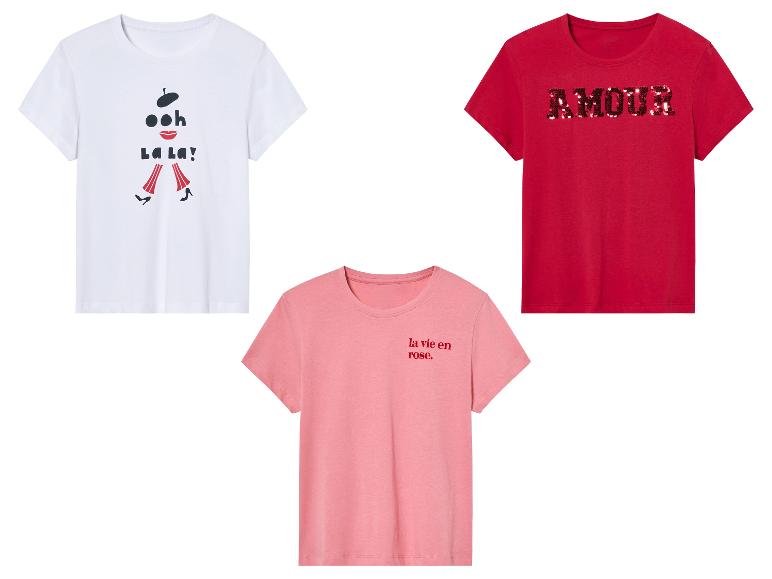 Drie T-shirts met Franse slogans: 'Ooh La La', 'Amour' met pailletten en 'la vie en rose'.