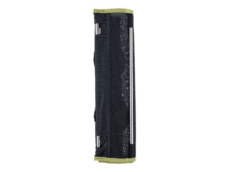 Zwarte mesh organizer met groene bies en metalen stangen.