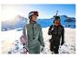 Twee snowboarders in de bergen met CRIVIT fotochromatische skibrillen.
