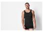 Man in een zwarte tanktop en boxershort.