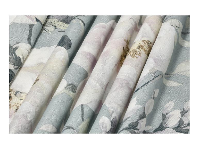 Bloemenstof in lichte kleuren met een geplooide textuur.