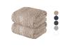 Twee beige handdoeken op elkaar gevouwen.