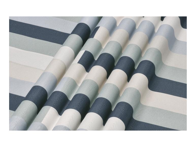 Gestreept textiel in blauwe, grijze en witte tinten.