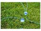 Groen gras met twee blauwe kabelverbinders.