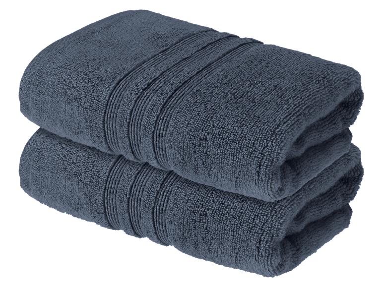 Twee opgevouwen donkerblauwe handdoeken van badstof