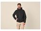 Lachende man in een zwart jack met capuchon en beige cargobroek.