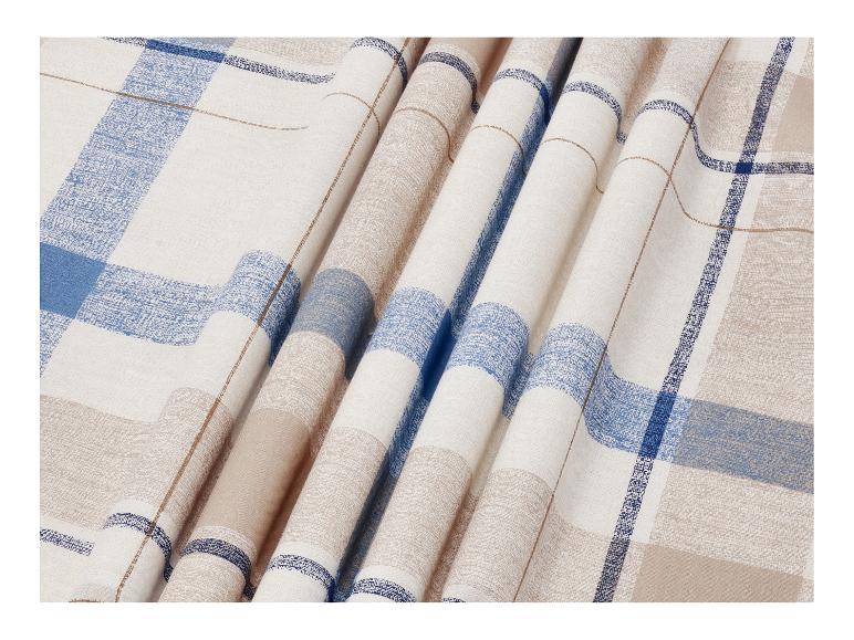 Geruite stof in beige, blauw en wit met zachte plooien.