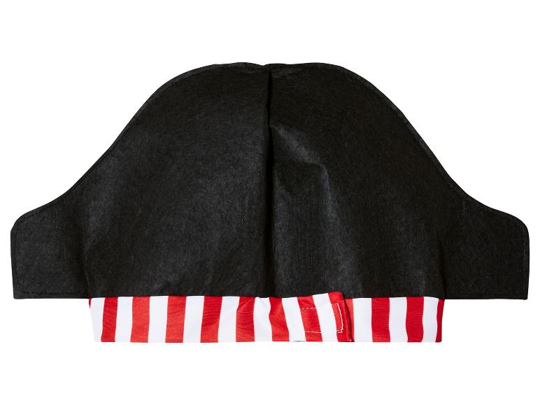 Een zwarte piratenhoed met rode en witte strepen.