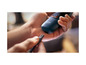 Een hand die een Philips 1000 Series trimmer oplaadt.