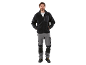 Man in een zwart fleecejack en een grijze werkbroek.