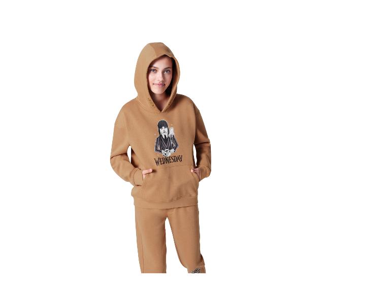 Een bruin hoodie en joggingbroek met een print van Wednesday Addams.