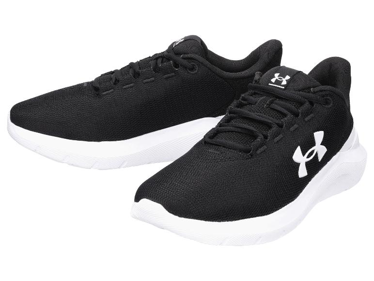 Paar Under Armour zwarte sneakers.