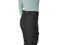 Zwarte cargobroek met zakken en lichtblauwe longsleeve.