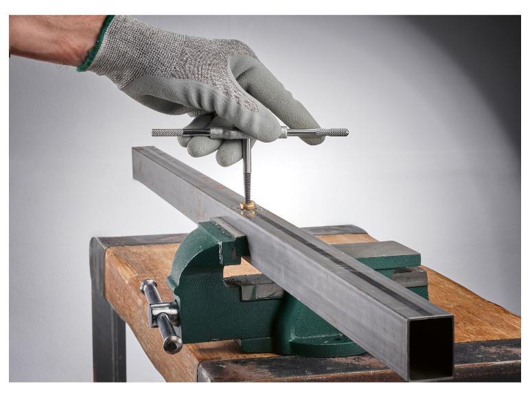 Schroef uitdraaien in een bankschroef met handgereedschap.