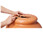 Montage van een terracotta pot met deksel.