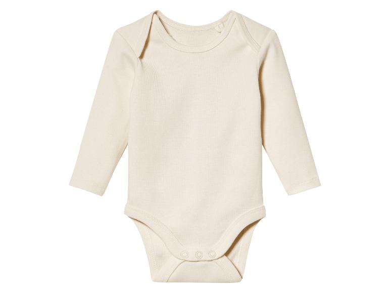 Een witte baby romper met lange mouwen.