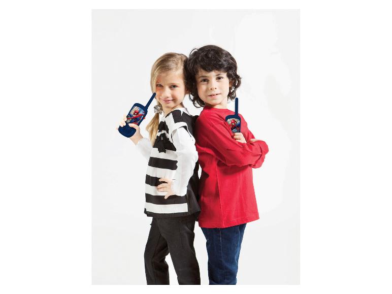 Twee kinderen met Spiderman walkie-talkies