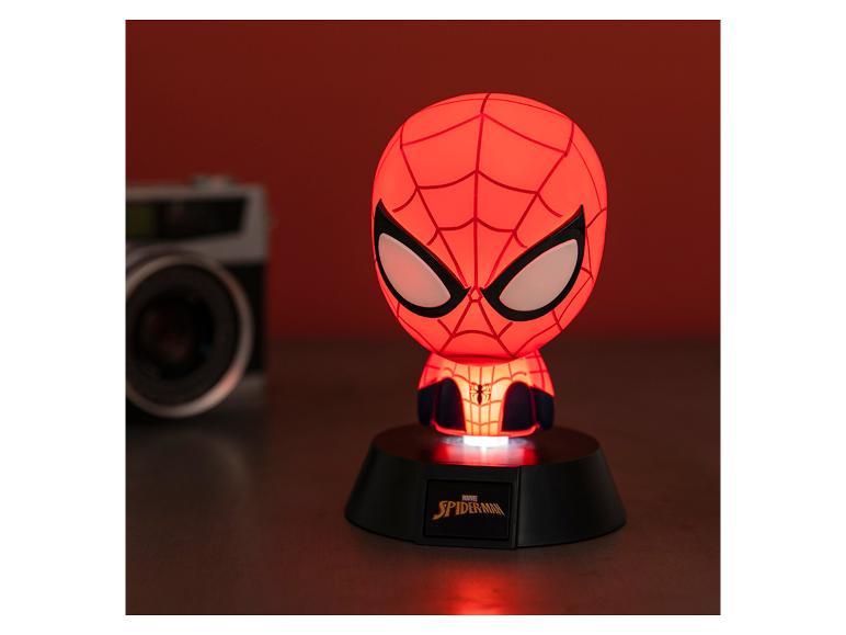 Rood verlicht Spiderman-nachtlampje op een zwarte basis, met een wazige camera op de achtergrond.