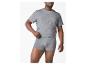 Man in grijs T-shirt en boxershort