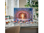 Adventskalender met speelgoedfiguurtjes en minimodellen op een tafel.
