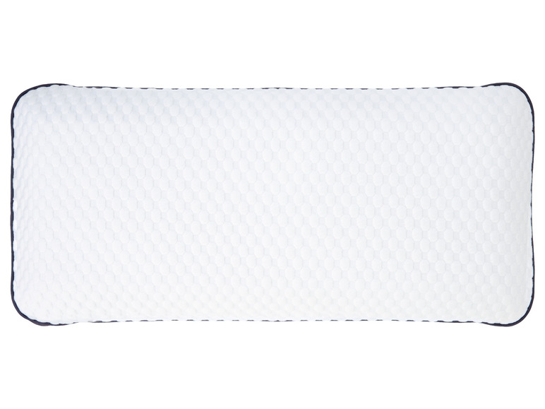 Een wit kussen met een honingraatpatroon.